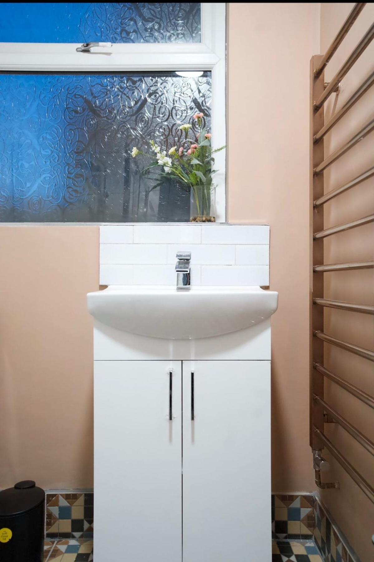 The Stylish Escape In Moseley Apartment